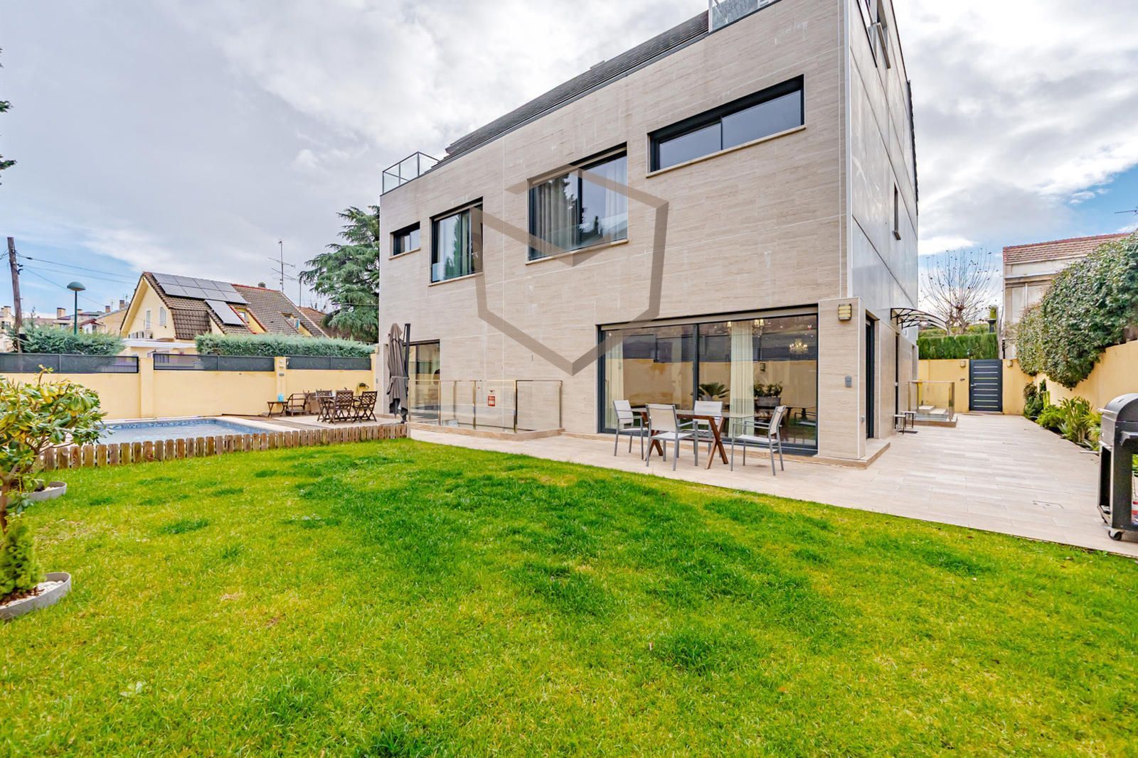Vista exterior de Casa adosada en venda en Pozuelo de Alarcón amb Aire condicionat, Calefacció i Terrassa
