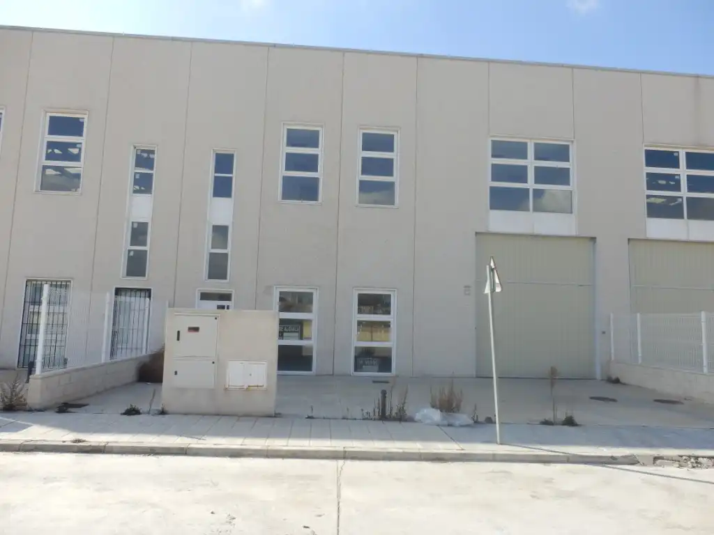 Nau industrial en venda a Av de Albolleque