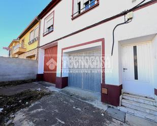 Vista exterior de Casa adosada en venda en Honrubia amb Terrassa