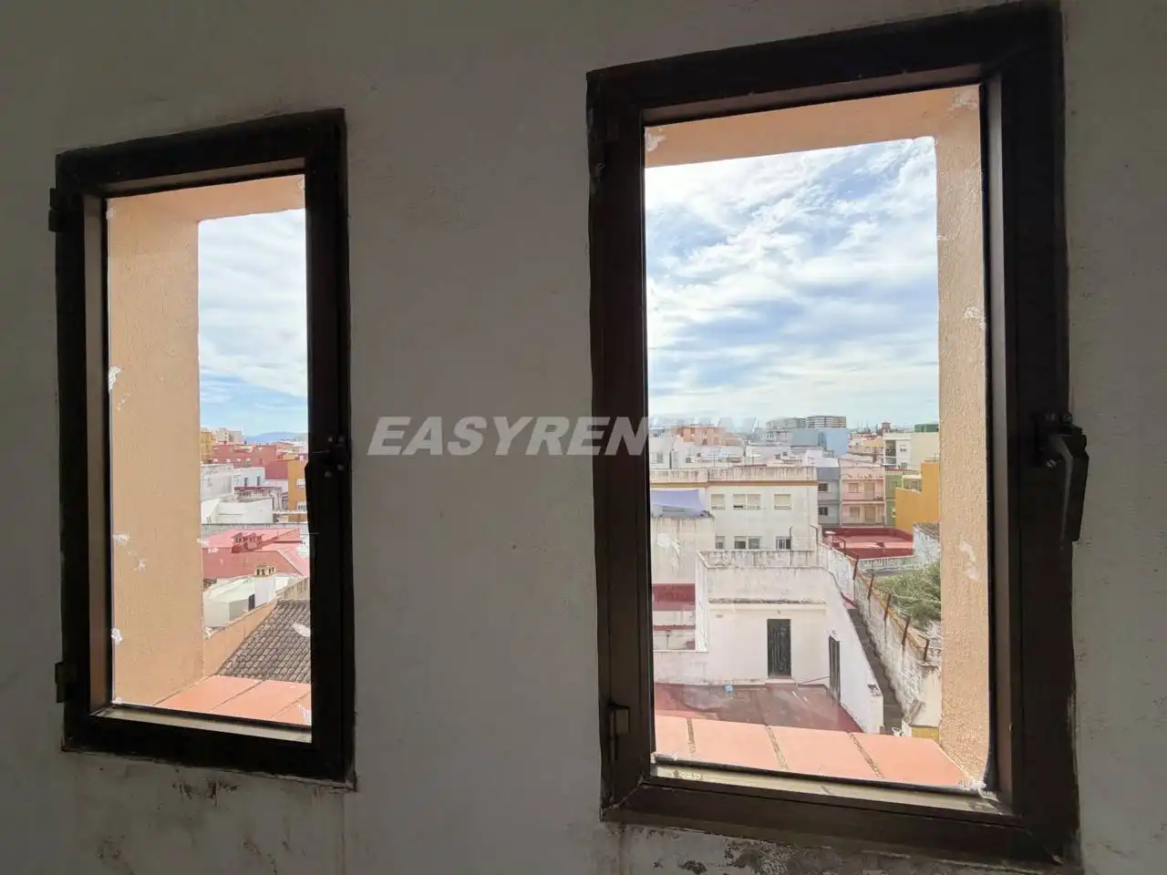 Vista exterior de Apartament en venda en La Línea de la Concepción amb Terrassa, Traster i Moblat