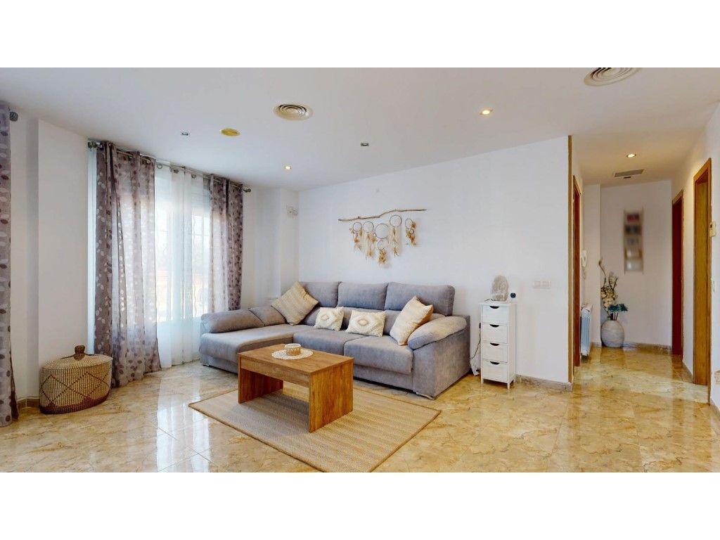 Sala d'estar de Casa adosada en venda en Onda amb Aire condicionat, Calefacció i Terrassa