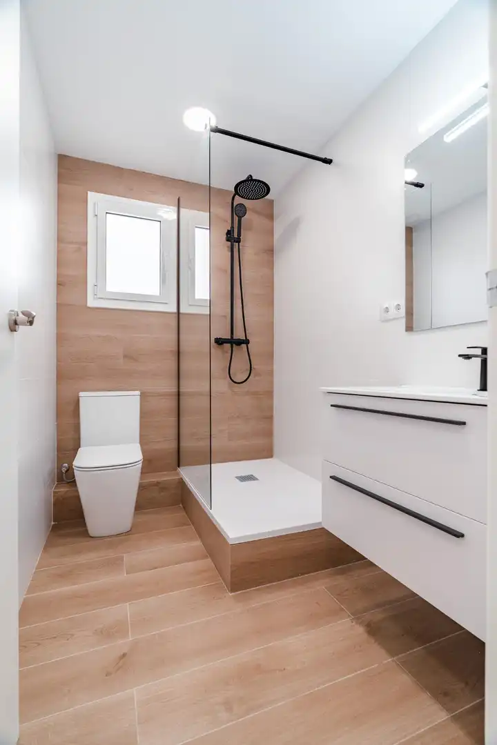 Badezimmer von Wohnung zum Verkauf in Tarragona mit Klimaanlage und Balkon