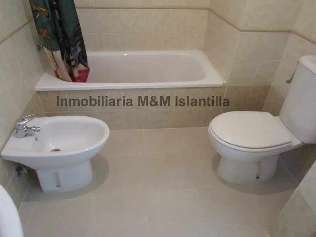 Baño de Piso en venta en Isla Cristina con Terraza, Horno y Lavadora