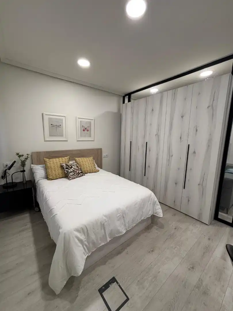 Habitación de Apartamento de alquiler en Oviedo  con Calefacción, Parquet y Amueblado