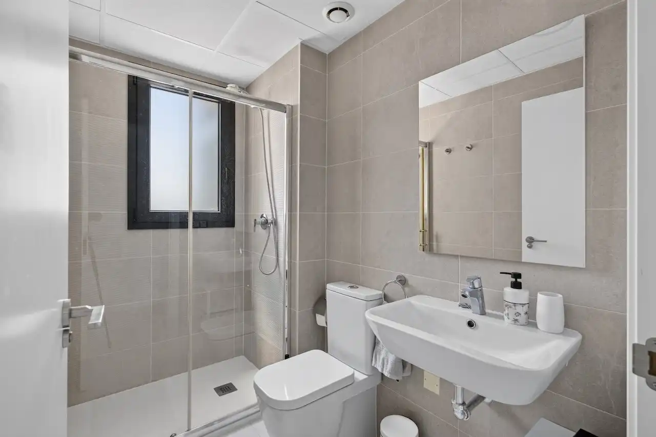 Baño de Ático en venta en Elche / Elx con Aire acondicionado, Calefacción y Jardín privado