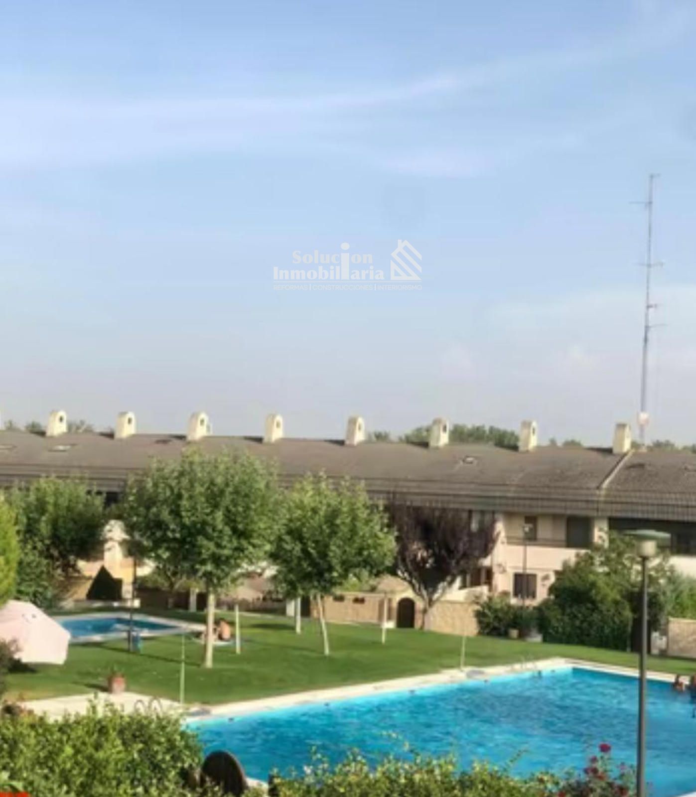 Vista exterior de Casa adosada en venda en Aldealengua amb Calefacció, Terrassa i Piscina