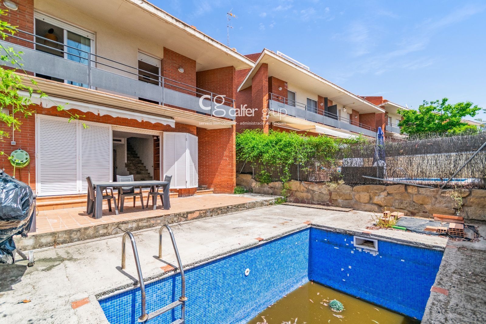 Exterior view of Single-family semi-detached for sale in Sant Feliu de Llobregat  with Air Conditioner, Heating and Private garden