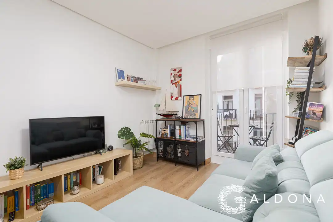 Sala d'estar de Pis en venda en Donostia - San Sebastián  amb Calefacció, Traster i Balcó