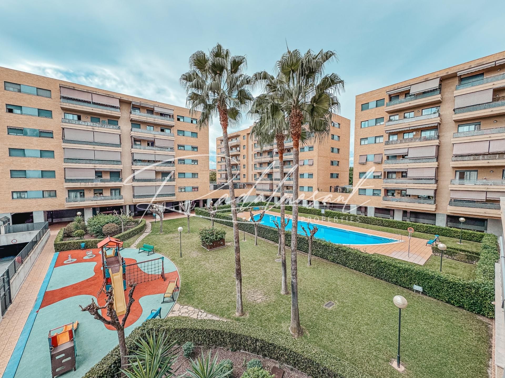 Exterior view of Flat for sale in  Tarragona Capital  with Air Conditioner, Terrace and Community pool