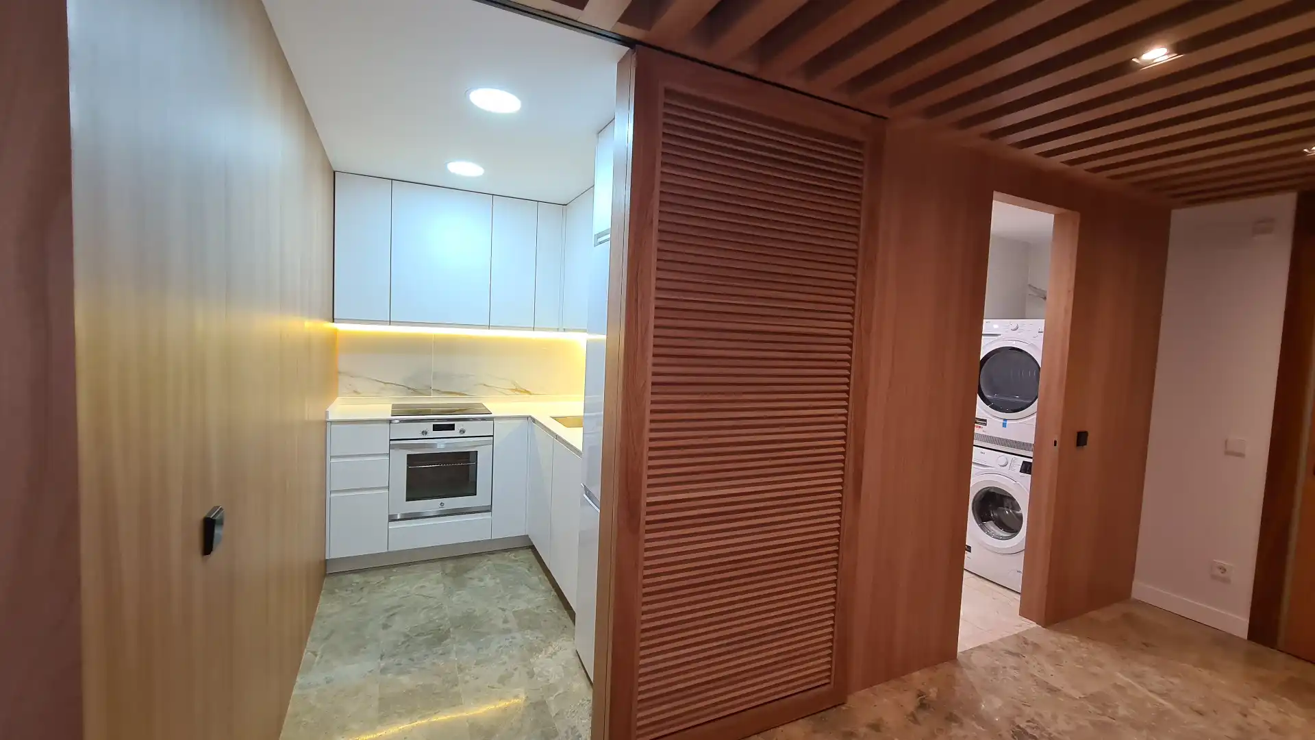 Cuina de Apartament de lloguer en Madrid amb Aire condicionat, Calefacció i Moblat