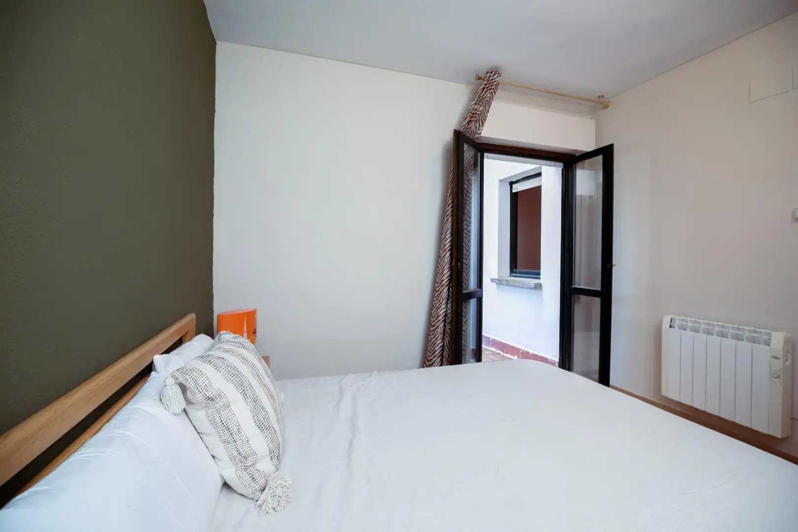 Bedroom of Flat for sale in Jaca  with Heating, Parquet flooring and Terrace