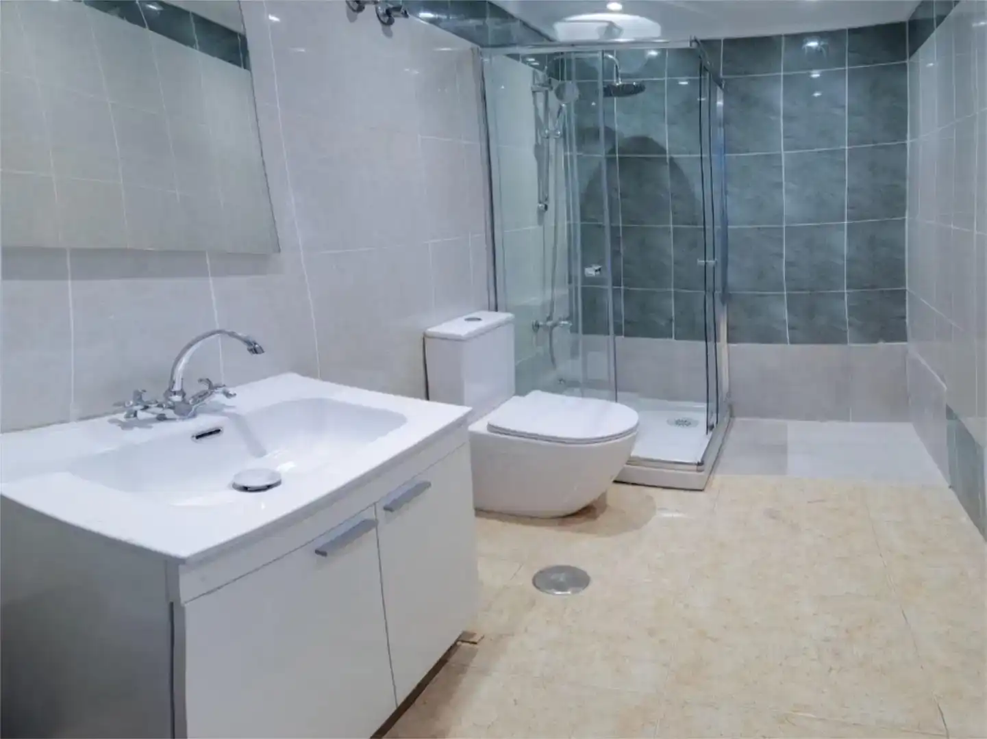 Badezimmer von Wohnung zur untervermieten in Torrevieja mit Schwimmbad, Möbliert und Balkon