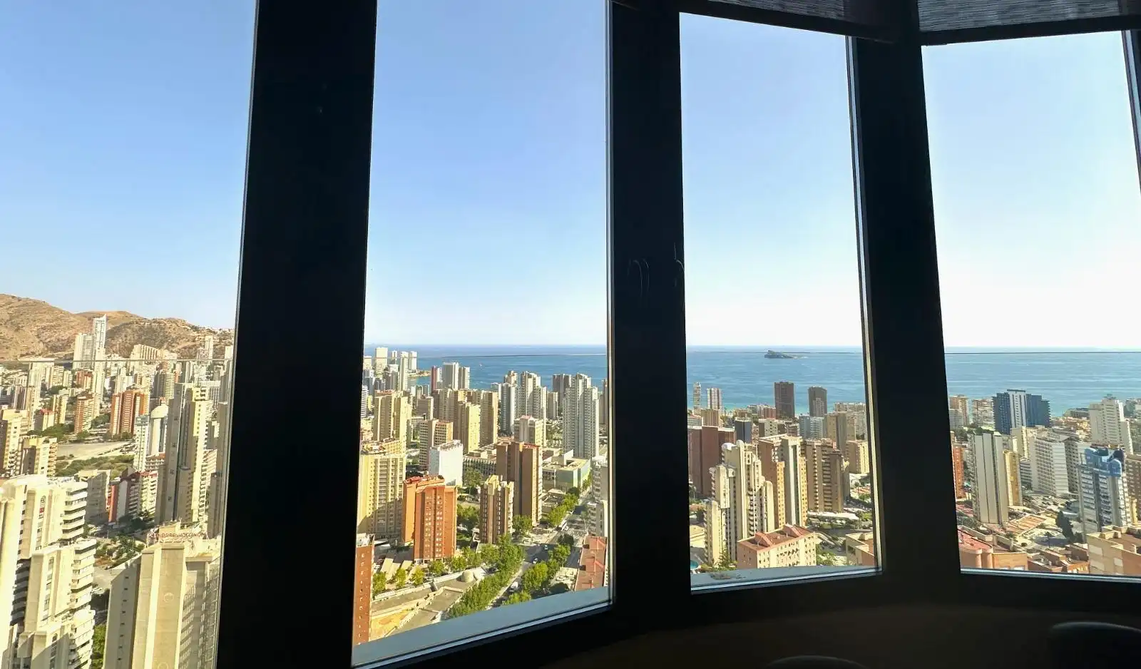 Vista exterior de Àtic en venda en Benidorm amb Aire condicionat, Traster i Moblat