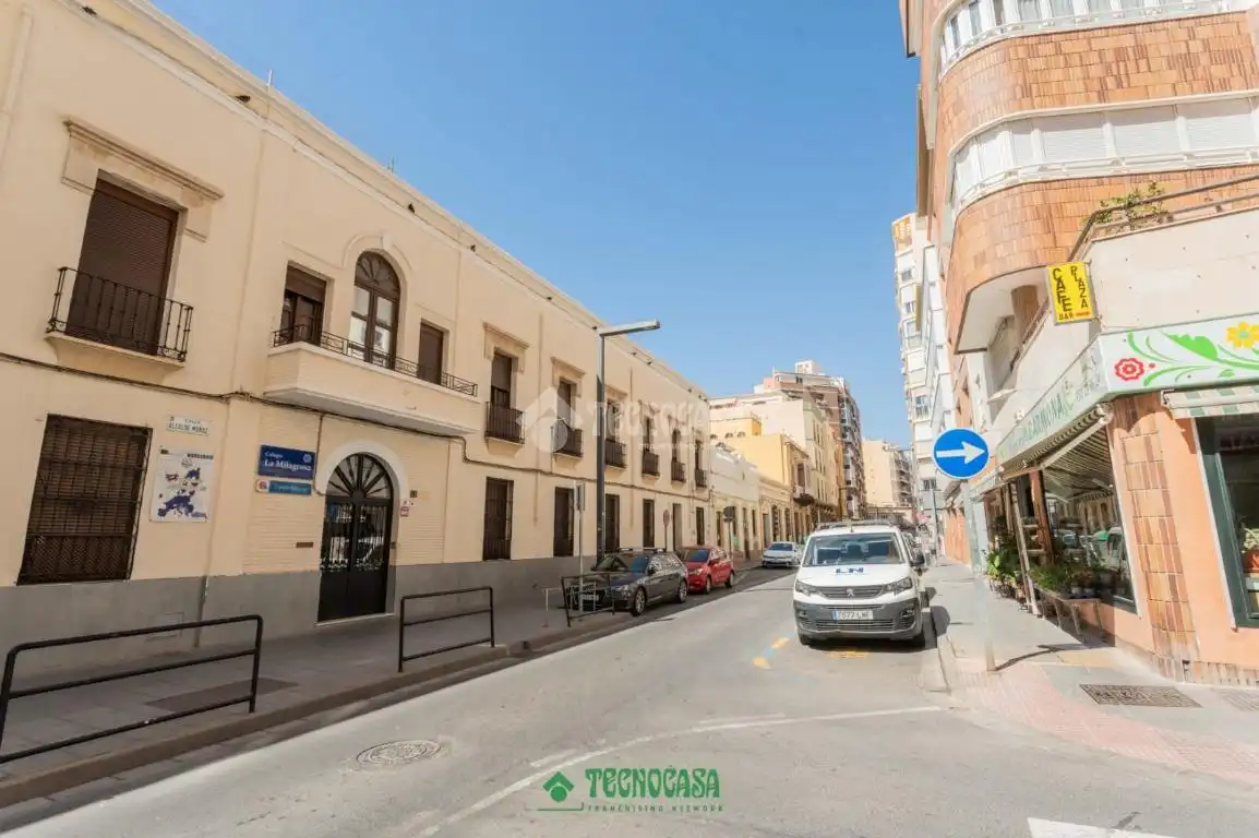 Vista exterior de Piso en venta en Almería