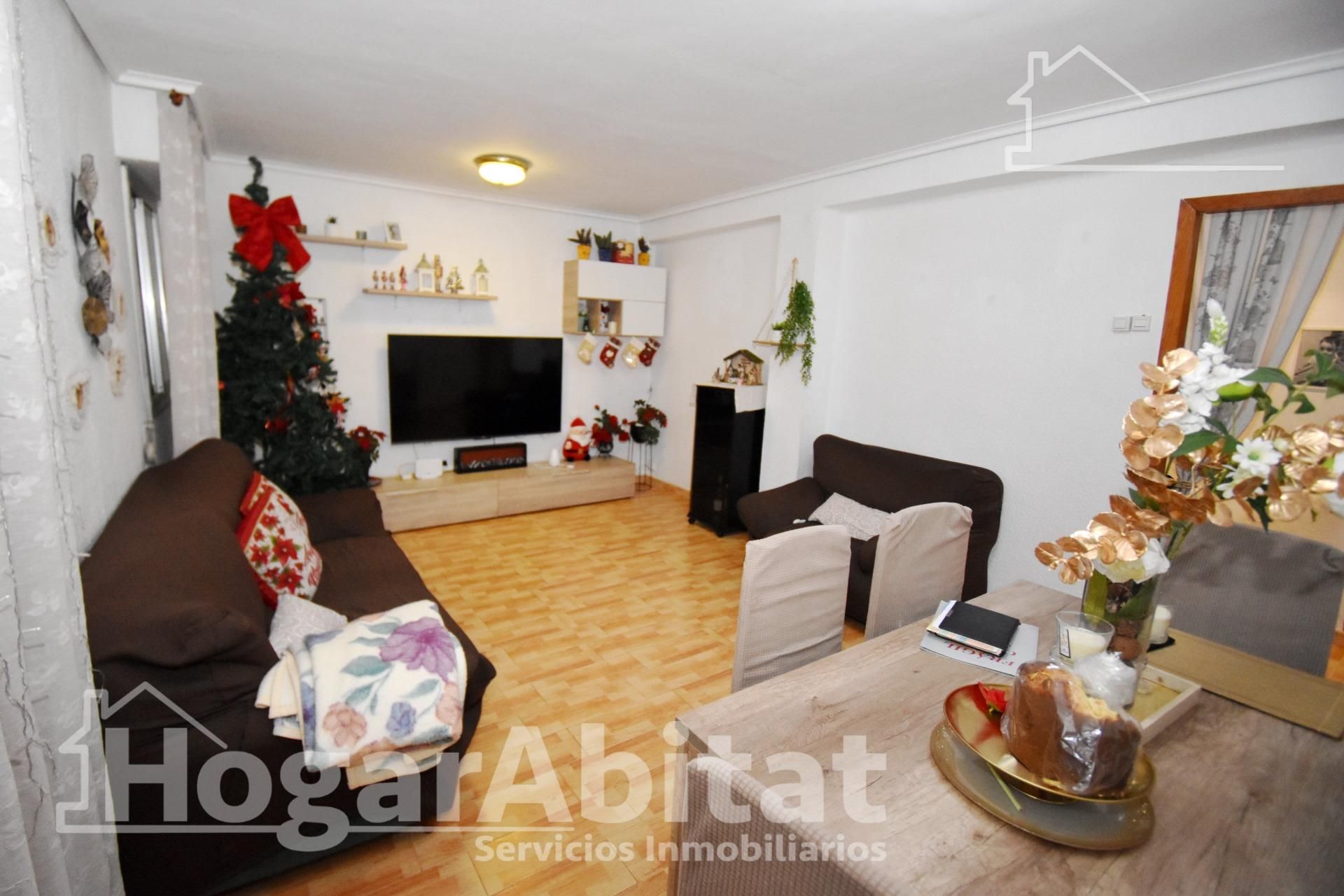 Living room of Flat for sale in Castellón de la Plana / Castelló de la Plana  with Parquet flooring and Balcony