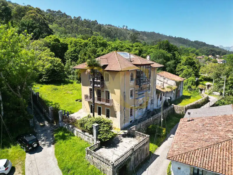 Vista exterior de Casa o xalet en venda en Llanes amb Jardí privat, Terrassa i Traster
