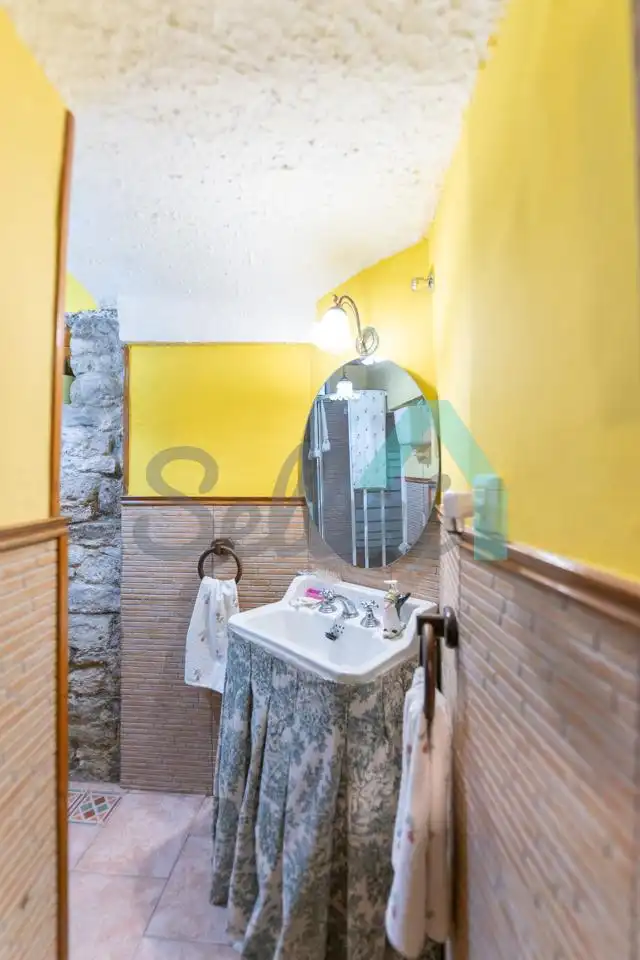 Bany de Casa adosada en venda en Langreo amb Calefacció, Jardí privat i Parquet