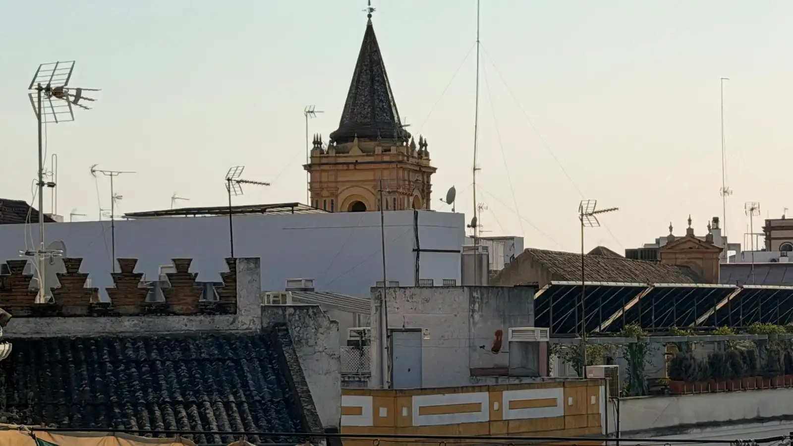 Vista exterior de Pis en venda en Sevilla amb Aire condicionat, Forn i Balcó