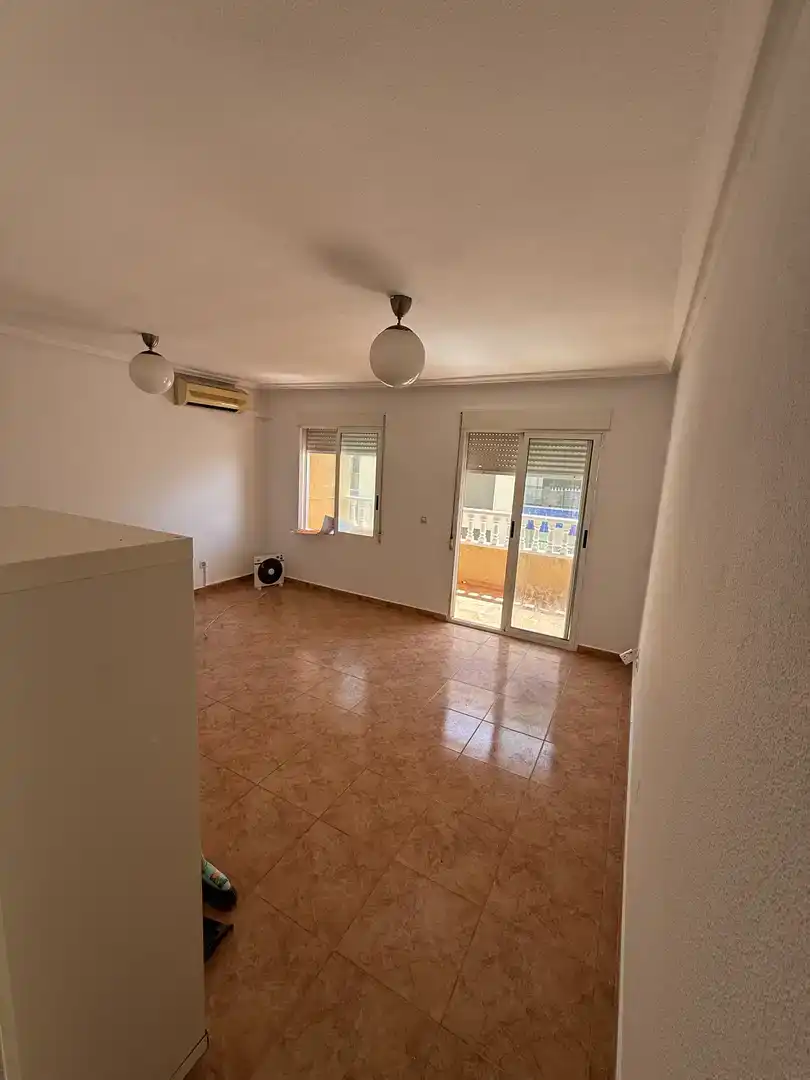 Sala d'estar de Pis en venda en Torrevieja amb Aire condicionat i Balcó