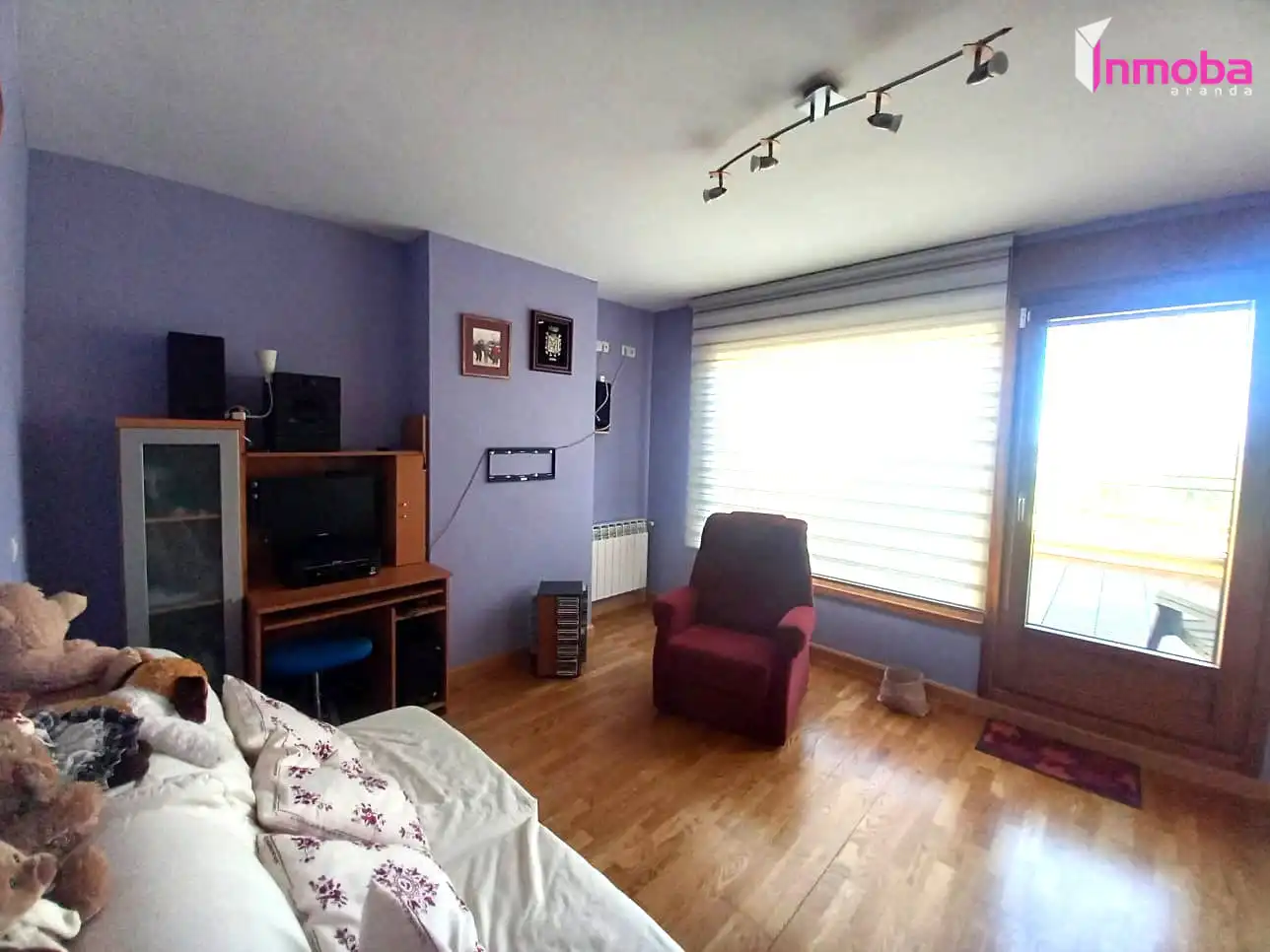 Sala d'estar de Casa o xalet en venda en Aranda de Duero amb Calefacció, Jardí privat i Parquet