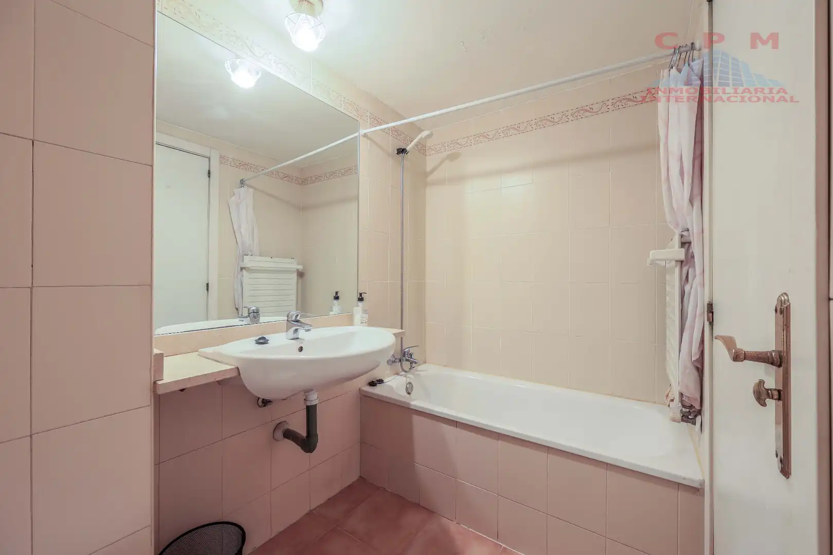 Bathroom of Flat for rent in Madrid  with Air Conditioner, Parquet flooring and Furnished