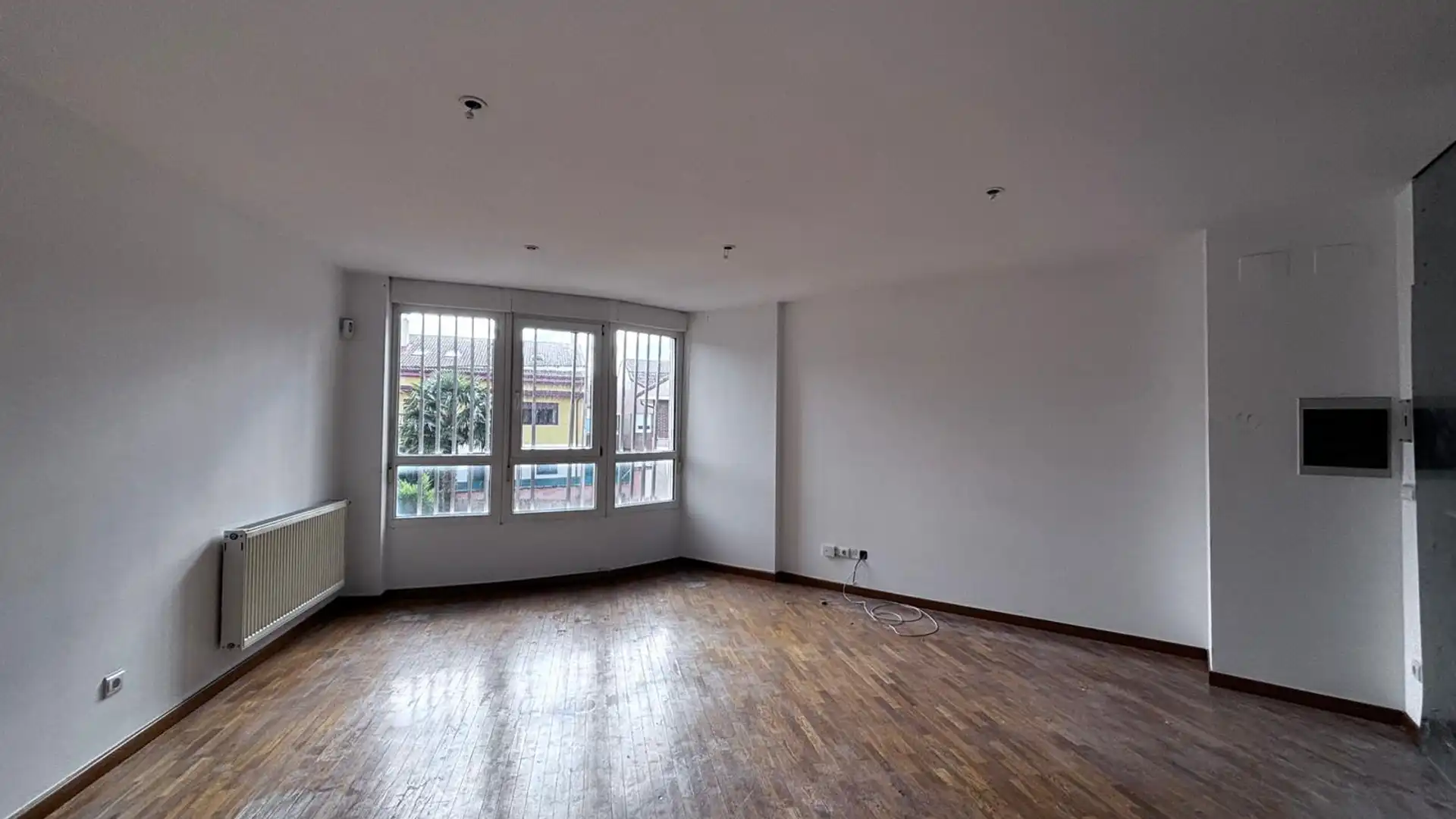 Sala de estar de Dúplex en venta en Burgos Capital con Calefacción, Trastero y Piscina comunitaria