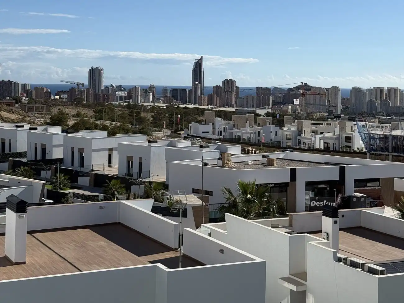Vista exterior de Casa adosada en venda en Villajoyosa / La Vila Joiosa amb Calefacció, Jardí privat i Piscina