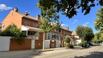 Vista exterior de Casa o xalet en venda en Leganés amb Piscina comunitària