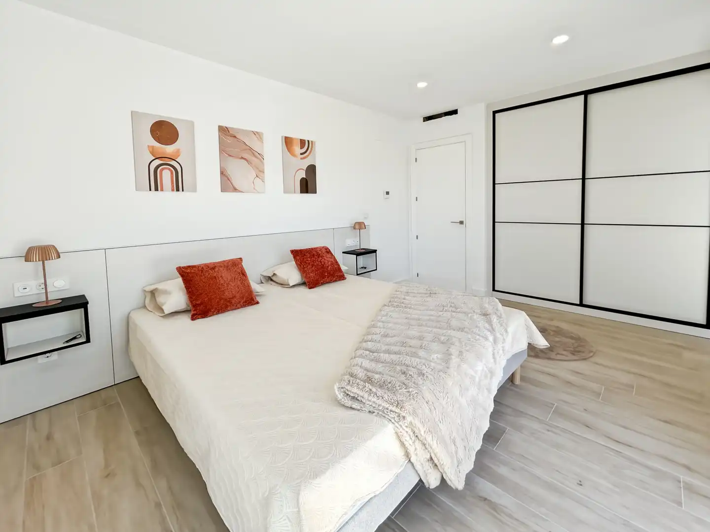 Schlafzimmer von Einfamilien-Reihenhaus zum Verkauf in Empuriabrava mit Klimaanlage, Heizung und Schwimmbad