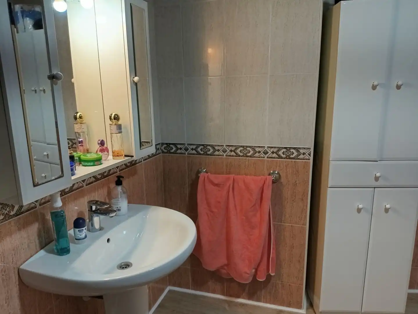 Baño de Piso en venta en Elche de la Sierra con Aire acondicionado, Terraza y Amueblado