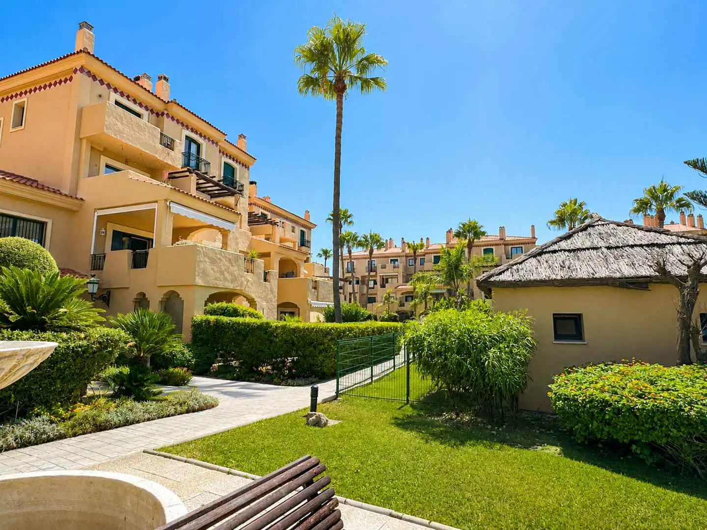 Vista exterior de Dúplex en venta en Manilva con Aire acondicionado, Calefacción y Terraza