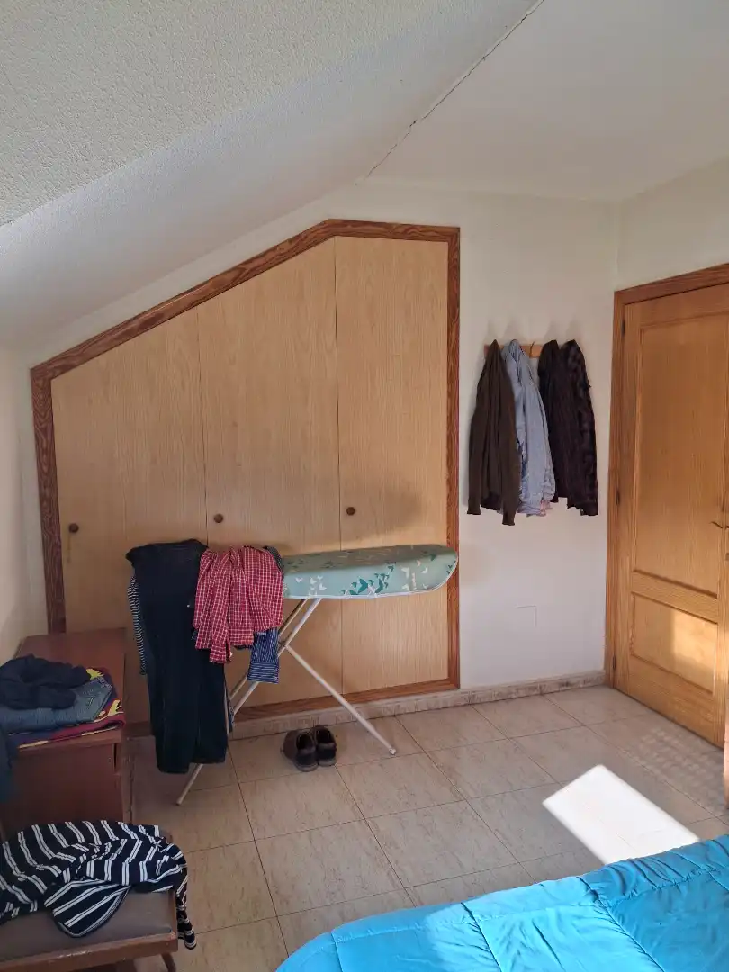 Habitación de Casa adosada en venta en La Puebla de Almoradiel con Calefacción, Jardín privado y Amueblado