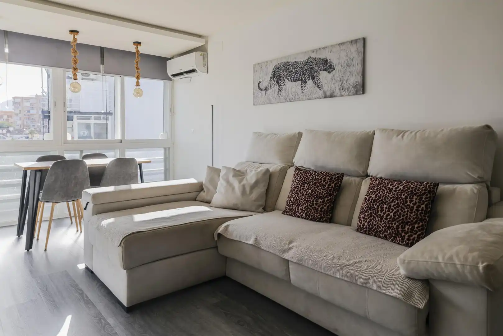 Sala d'estar de Apartament en venda en Benalmádena amb Aire condicionat, Jardí privat i Parquet
