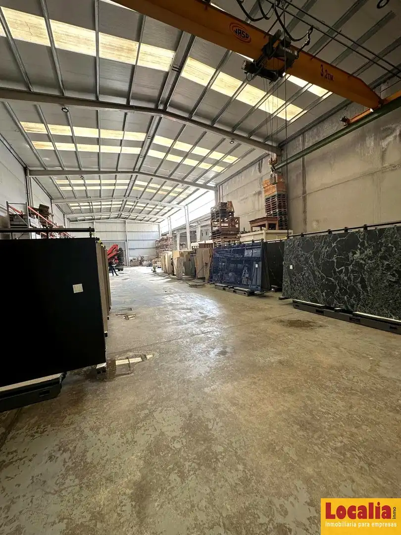 Fabrikhallen zur Miete in Los Corrales de Buelna 