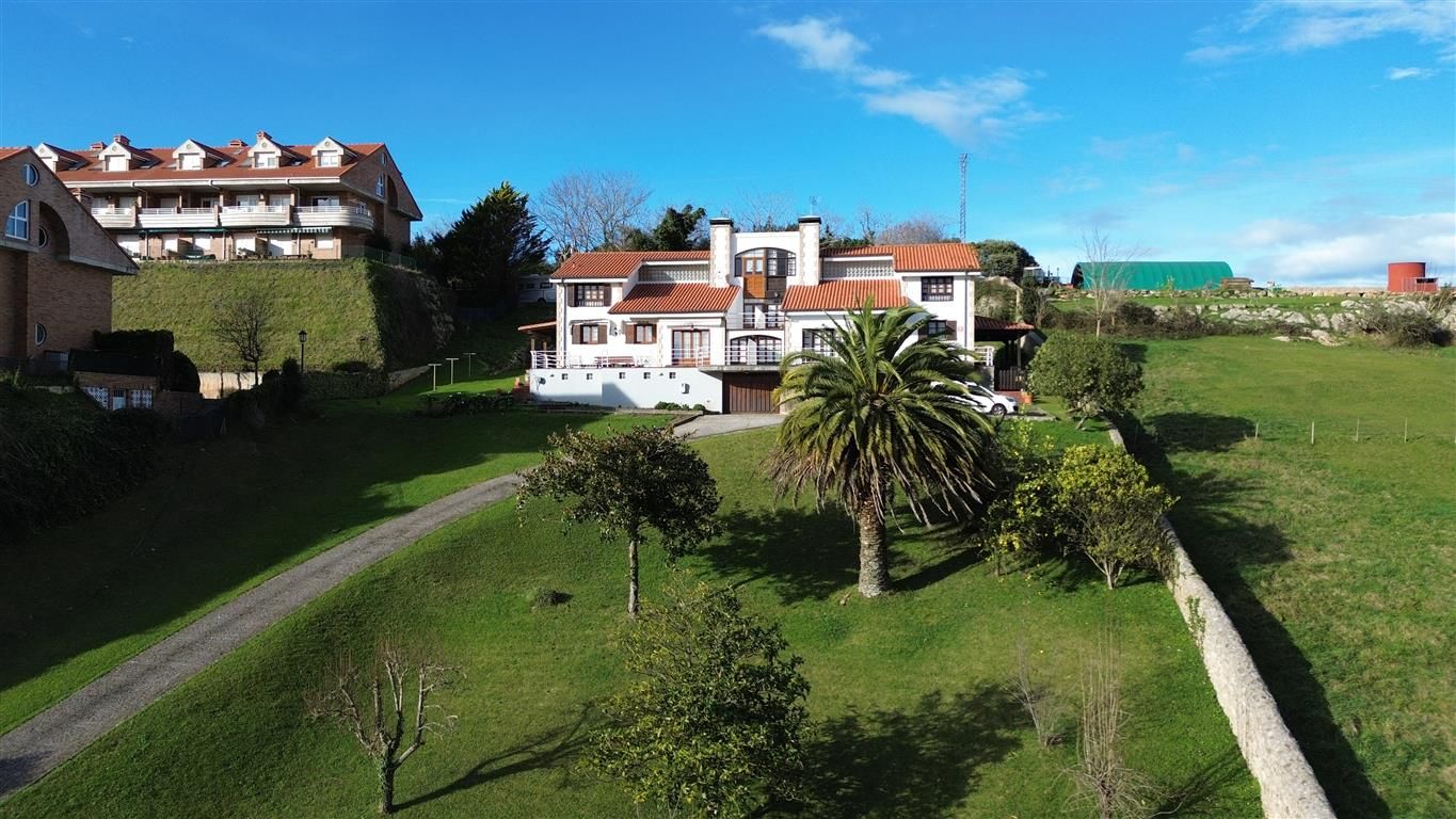 Vista exterior de Casa o xalet en venda en San Vicente de la Barquera amb Calefacció, Jardí privat i Parquet