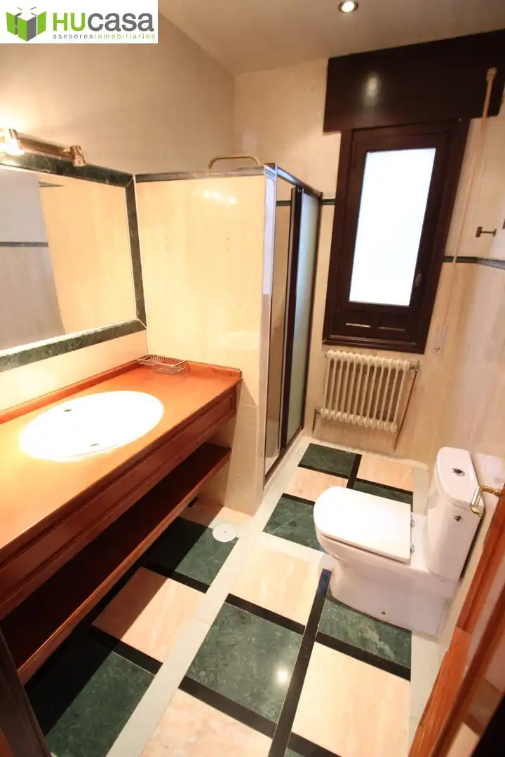 Badezimmer von Haus oder Chalet zum Verkauf in Olías del Rey mit Heizung, Privatgarten und Terrasse