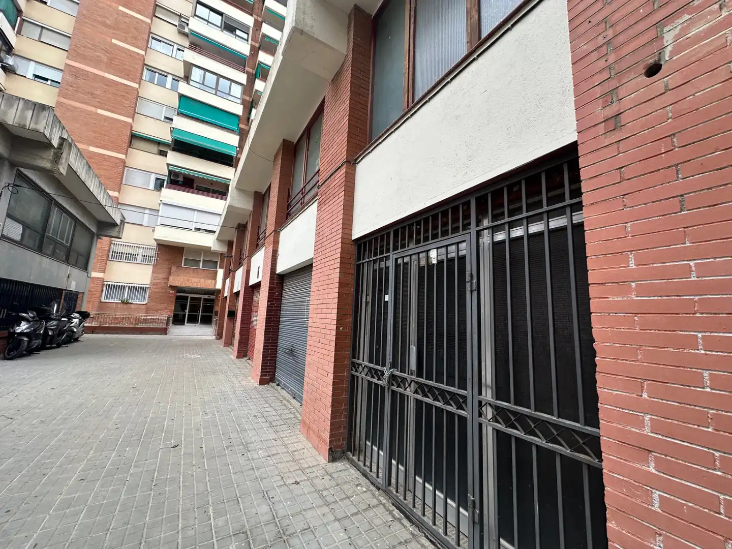 Vista exterior de Edificio en venta en Barcelona con Alarma