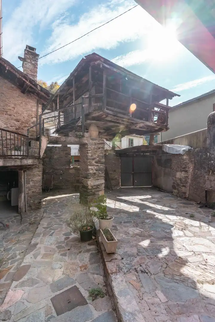 Vista exterior de Casa o xalet en venda en Cangas del Narcea amb Calefacció, Jardí privat i Terrassa