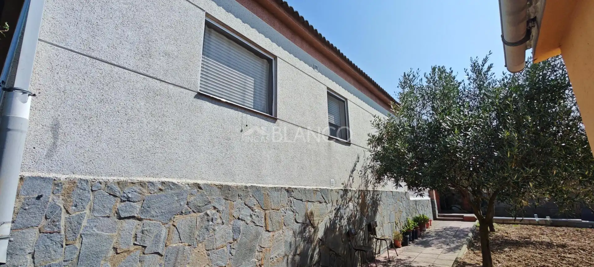 Vista exterior de Casa o xalet en venda en Piera amb Jardí privat, Moblat i Alarma