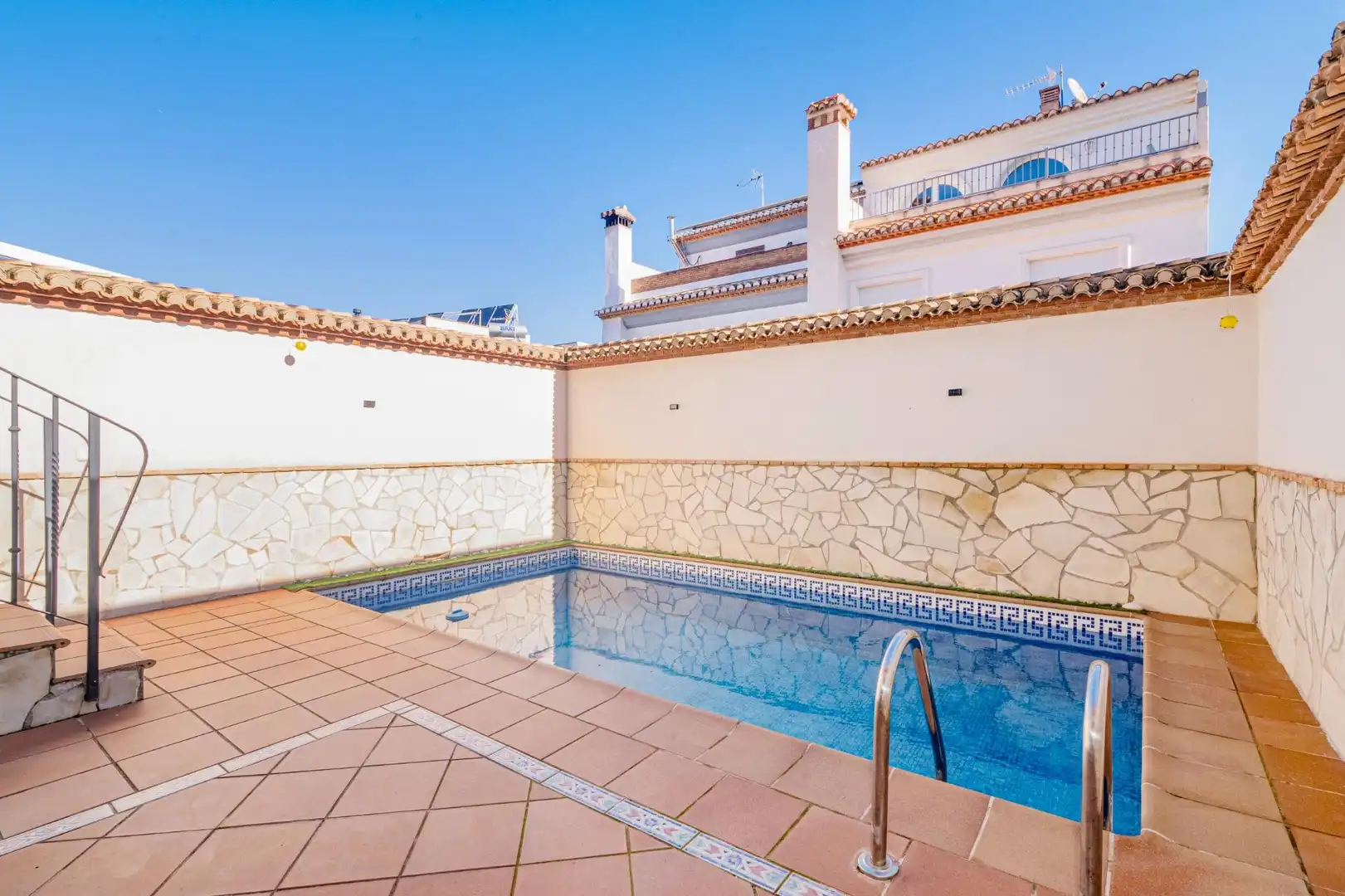 Piscina de Casa adosada en venda en La Zubia amb Aire condicionat, Calefacció i Terrassa