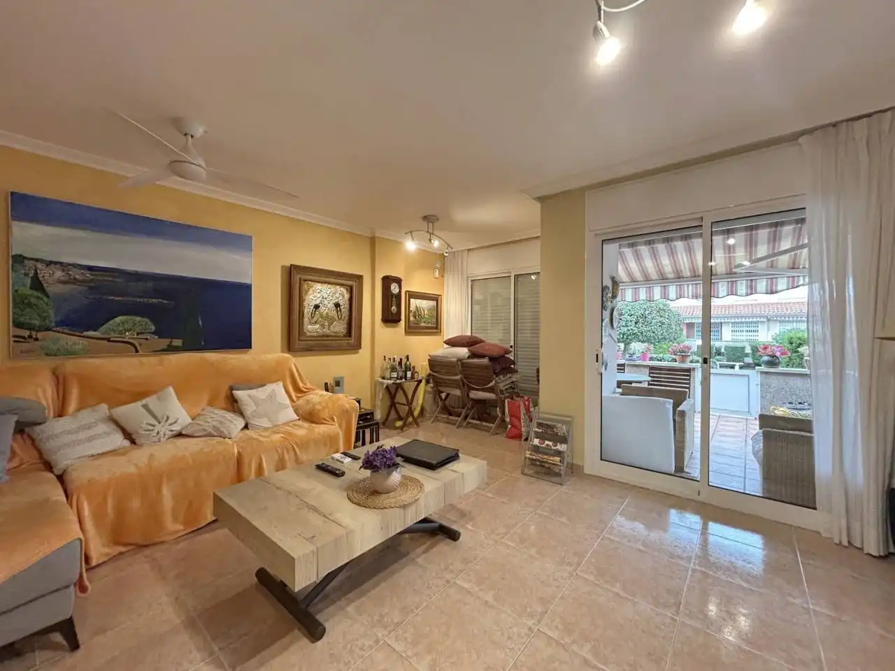 Sala d'estar de Casa o xalet en venda en Cubelles amb Terrassa i Piscina comunitària