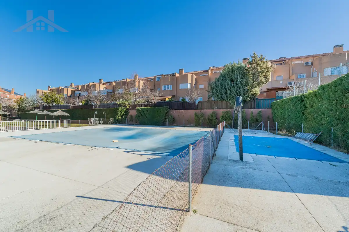 Piscina de Casa adosada en venda en Móstoles amb Aire condicionat, Calefacció i Jardí privat