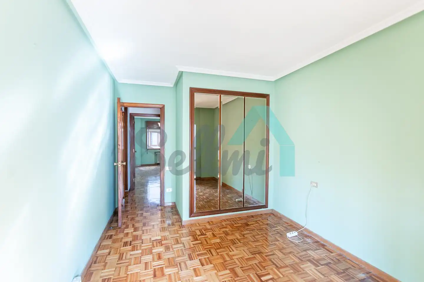 Dormitori de Pis en venda en Oviedo  amb Calefacció, Parquet i Terrassa