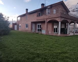 Vista exterior de Casa o xalet en venda en Clavijo amb Calefacció, Jardí privat i Terrassa
