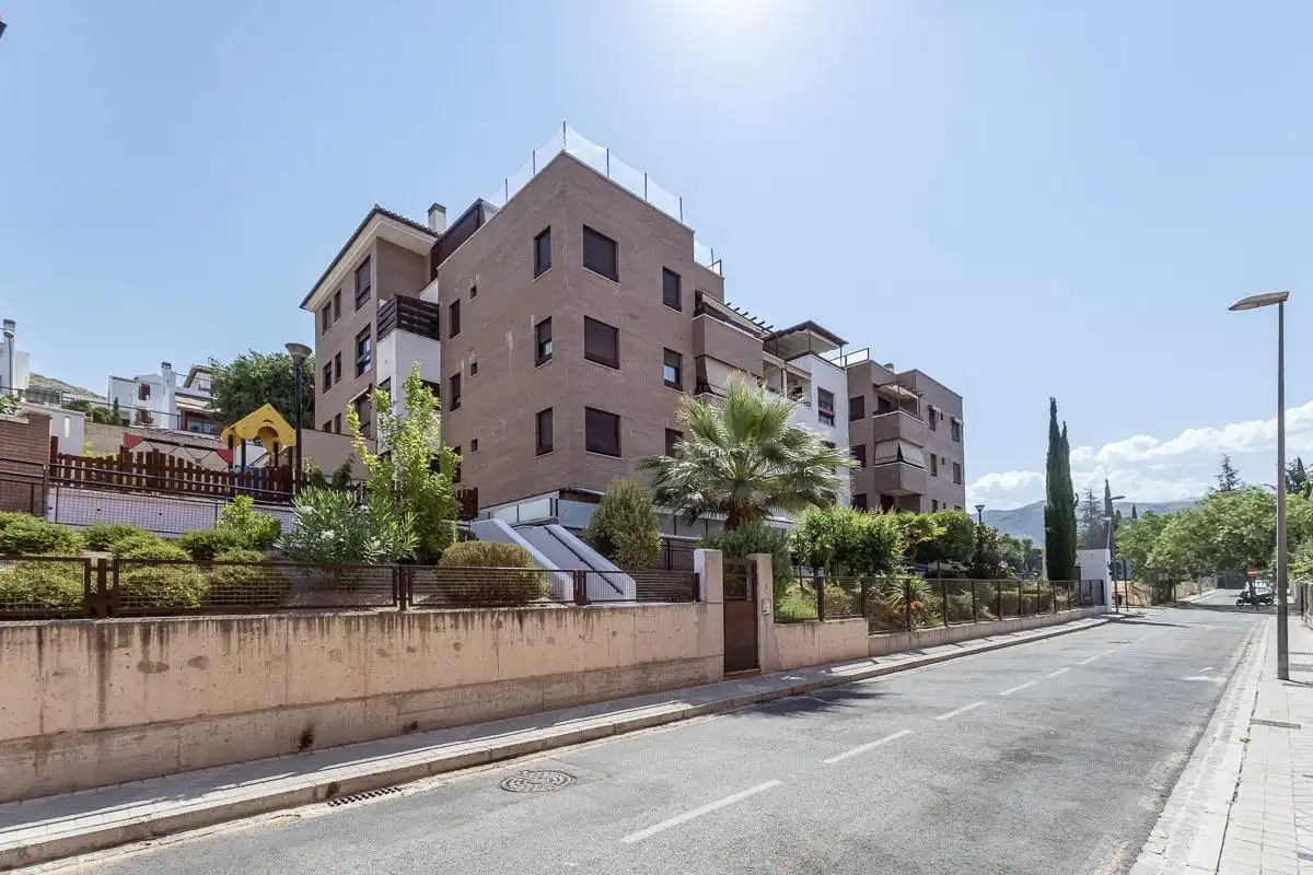 Vista exterior de Pis en venda en Granada amb Aire condicionat, Calefacció i Traster