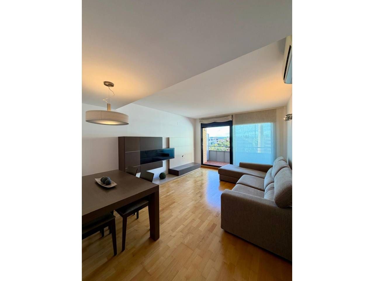 Living room of Flat to rent in Sabadell  with Air Conditioner, Heating and Parquet flooring