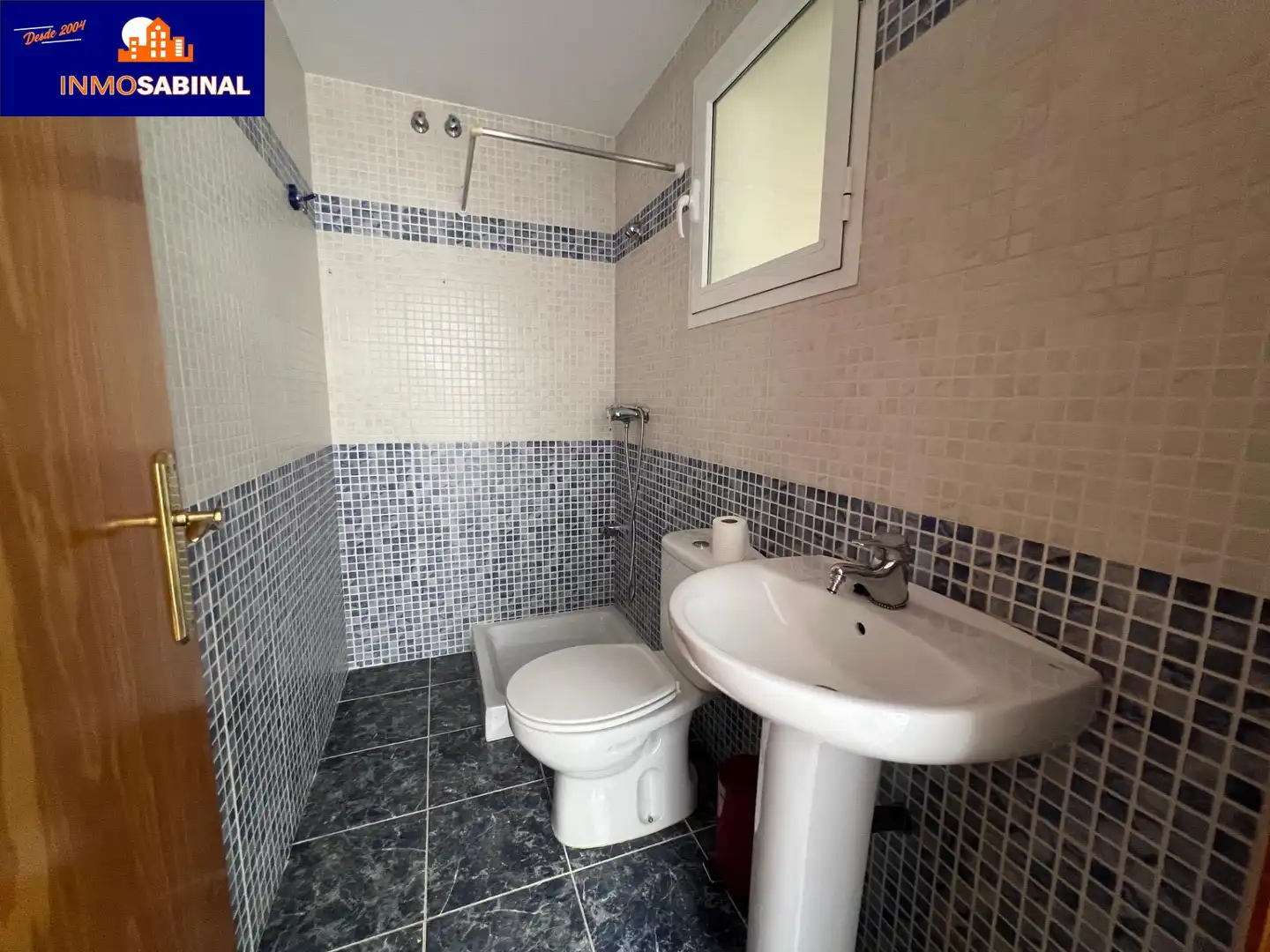 Baño de Casa adosada de alquiler en Roquetas de Mar con Aire acondicionado, Terraza y Piscina comunitaria