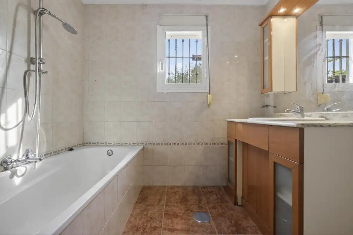 Baño de Finca rústica en venta en La Rinconada con Calefacción, Jardín privado y Terraza