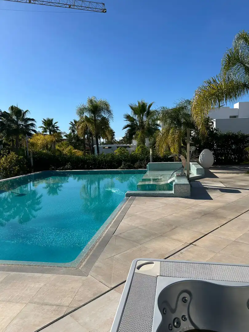 Piscina de Casa o xalet en venda en Marbella amb Aire condicionat, Calefacció i Jardí privat