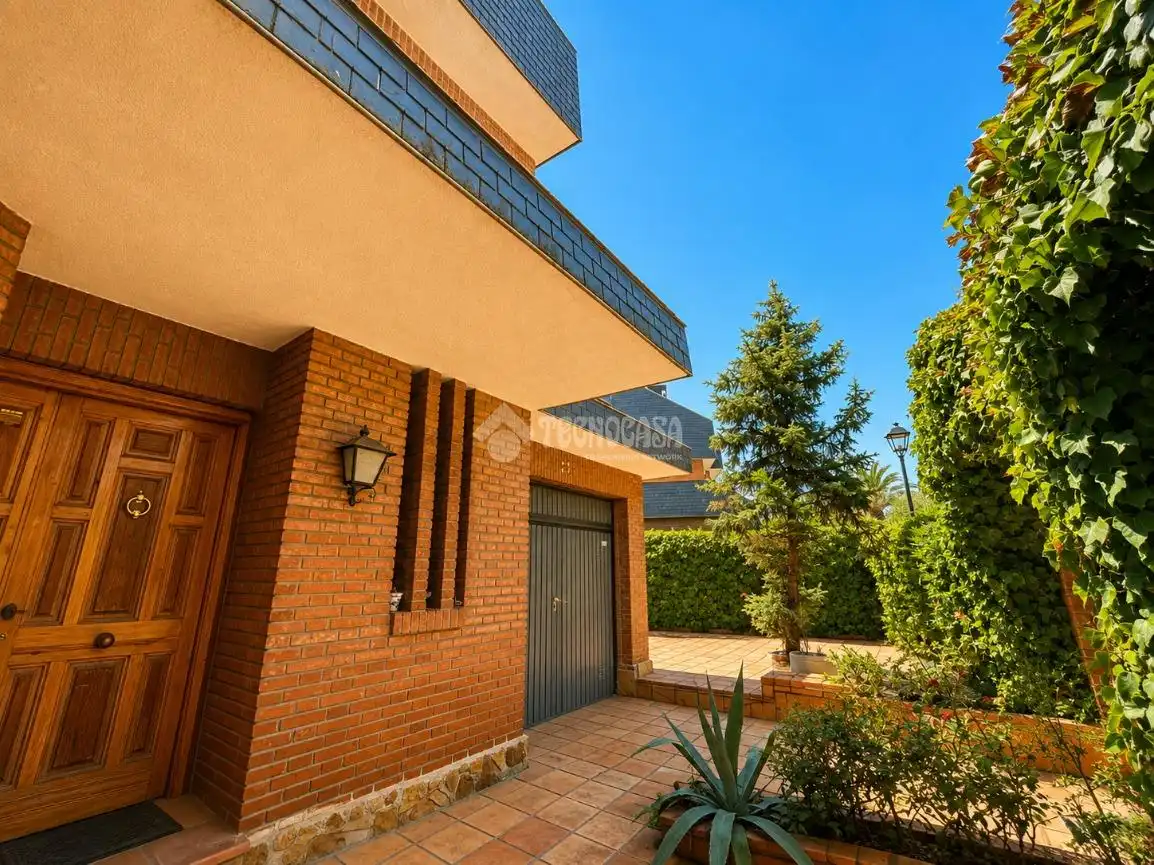 Vista exterior de Casa adosada en venda en Griñón amb Calefacció, Jardí privat i Terrassa
